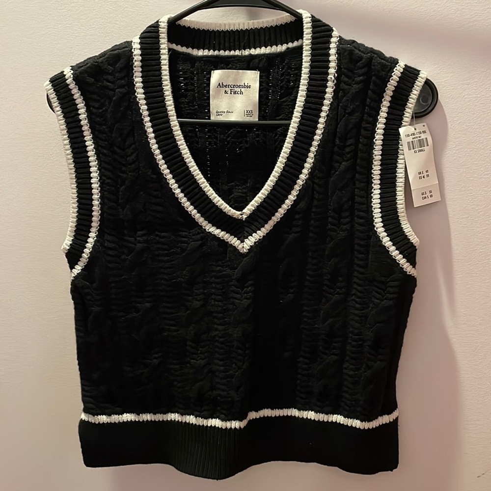 Abercrombie cropped fuzzy v neck sweater vest